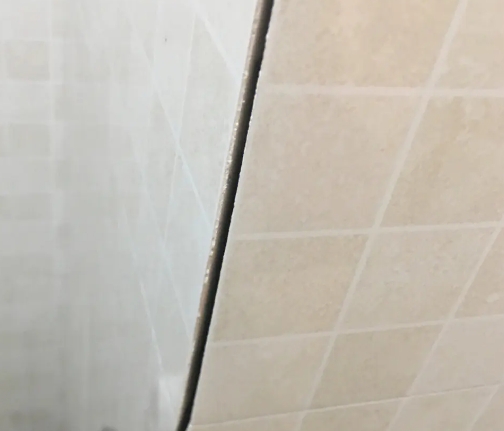 新津瓷砖空鼓维修公司分享阳台瓷砖脱落的修复过程可以分为以下几个步骤