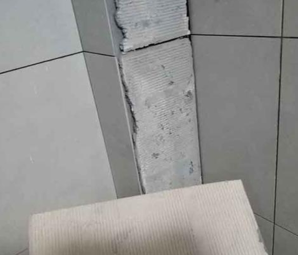 新津瓷砖空鼓维修公司分享下厨房瓷砖脱落的补救措施。
